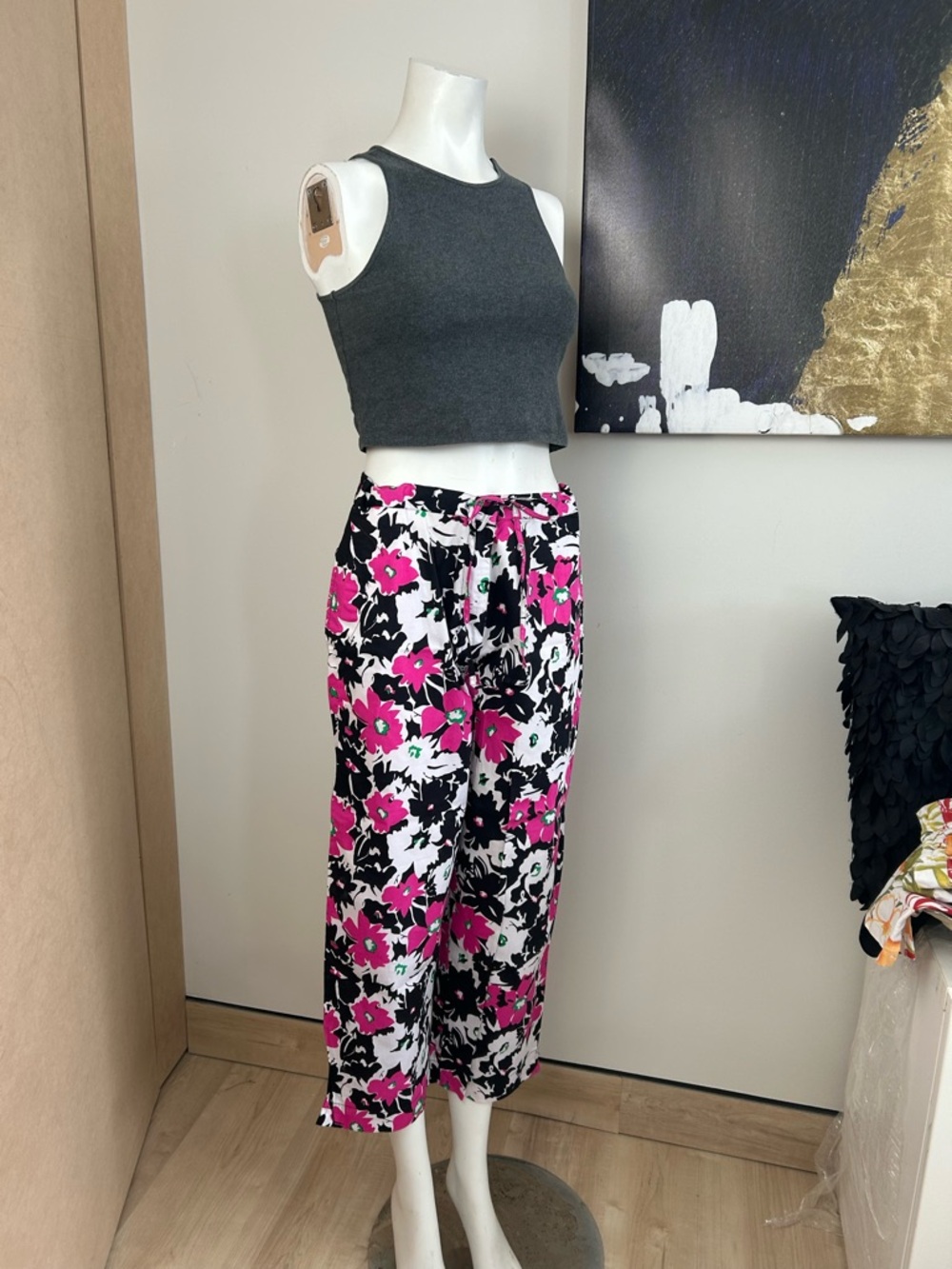 Floral Wide-Leg Crop Pants in Fuchsia Black